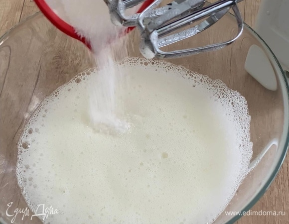 Белки аккуратно отделите от желтков. К белкам добавьте лимонный сок и начните взбивать миксером. Через 15–20 секунд добавьте 1 ч. л. сахара и продолжите взбивать на максимальной скорости миксера.