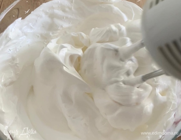 Постепенно добавляйте сахар по 1–2 ст. л., каждый раз взбивая на максимальной скорости миксера около 20 секунд. Взбейте белки до состояния «пены для бритья», на это уйдет примерно 8–10 минут.