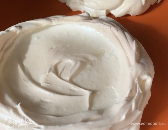 Сушите безе в разогретой духовке (режим «верх-низ») при 100°C 1 час 15 минут, затем переключите на режим «конвекция» и сушите еще 15 минут. Или сушите только на режиме «верх-низ» 1 час 30 минут. Затем приоткройте дверцу духовки и дайте вашим пирожным остыть.