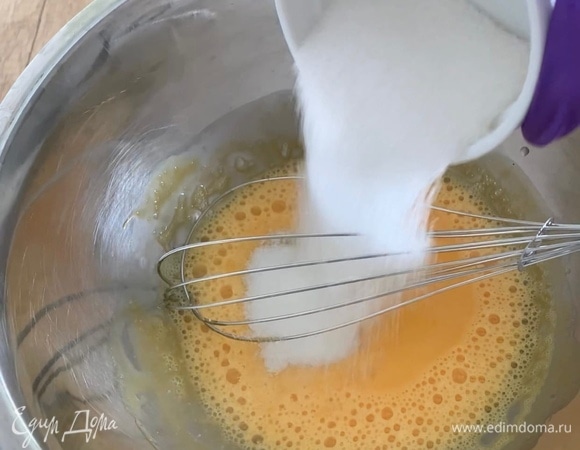 Всыпьте сахар и перемешайте.