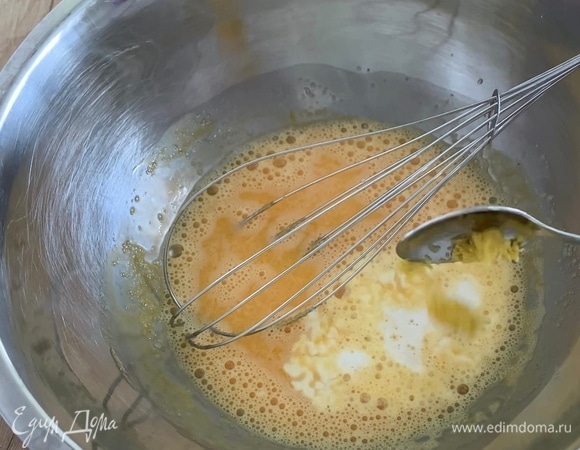 Влейте молоко, добавьте цедру лимона, перемешайте и поставьте на водяную баню.