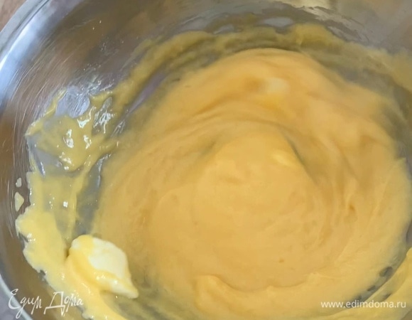 Постоянно перемешивая, доведите лимонный курд до загустения. На это уйдет примерно 3–4 минуты. Снимите с огня, добавьте сливочное масло и хорошо перемешайте. Дайте курду остыть. Перед украшением пирожных взбейте его миксером.