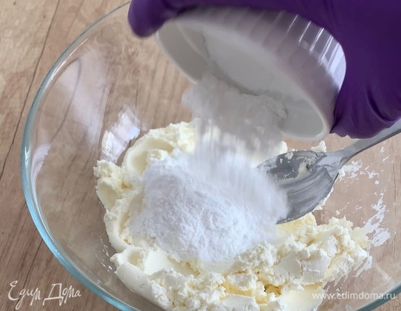 Готовим крем. Холодный творожный сыр разомните лопаткой с сахарной пудрой. Затем взбивайте на максимальной скорости миксера около 1 минуты.
