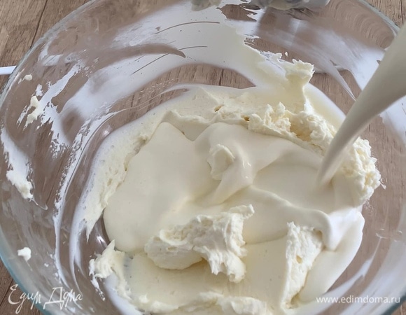 Влейте холодные сливки и снова взбивайте около 5–6 минут.