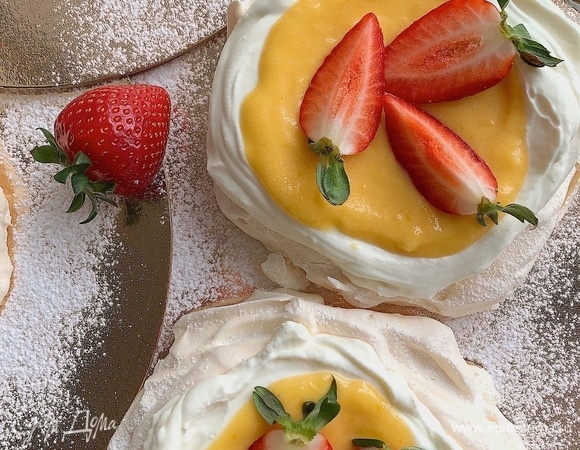 Собираем десерт. Крем и курд разделите на 4 равные части. Выложите на пирожное крем, сверху — курд. Украсьте любимыми ягодами. Подавайте сразу. Этот десерт не любит ждать. Приятного аппетита!