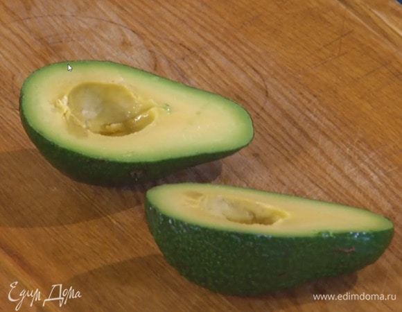 Авокадо разрезать пополам и, удалив косточку, чайной ложкой вынуть мякоть.
