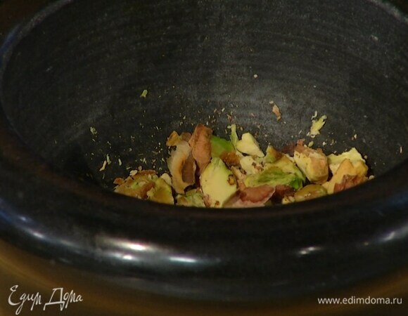 Фисташки слегка измельчить в ступке.