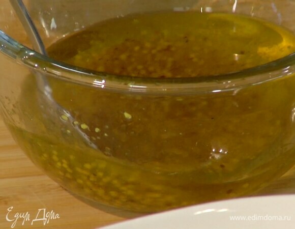 Приготовить заправку: из половинки лимона выжать сок, добавить горчицу, мед, оливковое масло, все посолить, поперчить и перемешать.