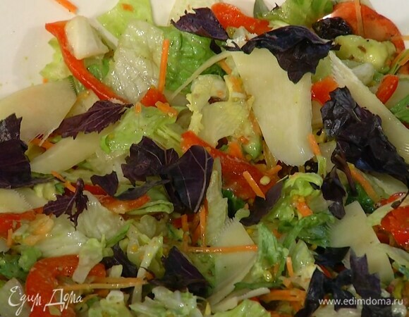 Салатный микс выложить в глубокую миску, добавить авокадо, вишню, фисташки, полить заправкой и перемешать.