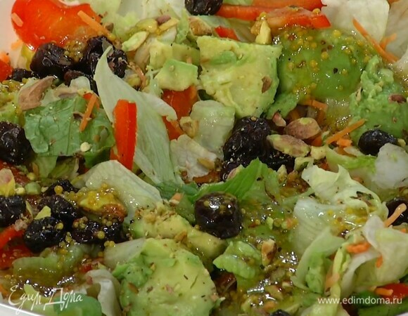 Базилик порвать руками и посыпать готовый салат.