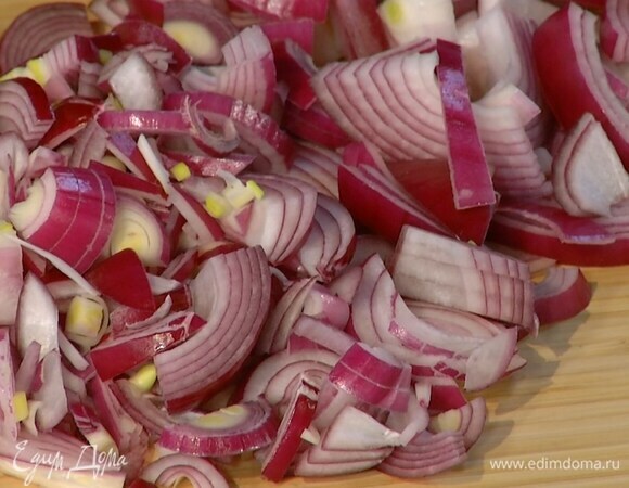 Красный лук почистить и нарезать не слишком мелко.