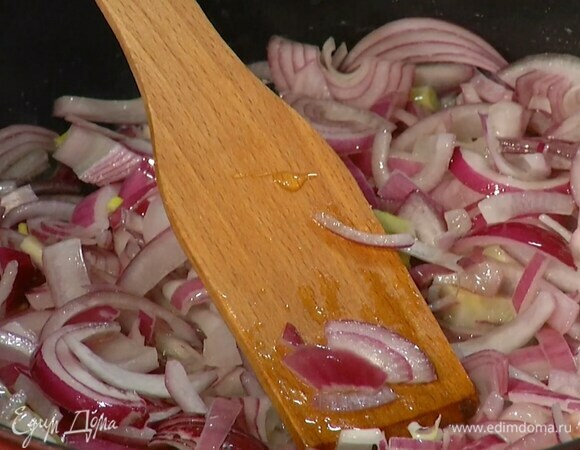 Разогреть в сковороде оливковое и сливочное масло, выложить лук, добавить корицу, лавровые листья, мед, все перемешать и обжарить до золотистого цвета.