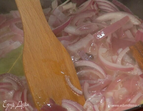 Влить вино и на сильном огне дать алкоголю выпариться, затем лук слегка посолить и перемешать.