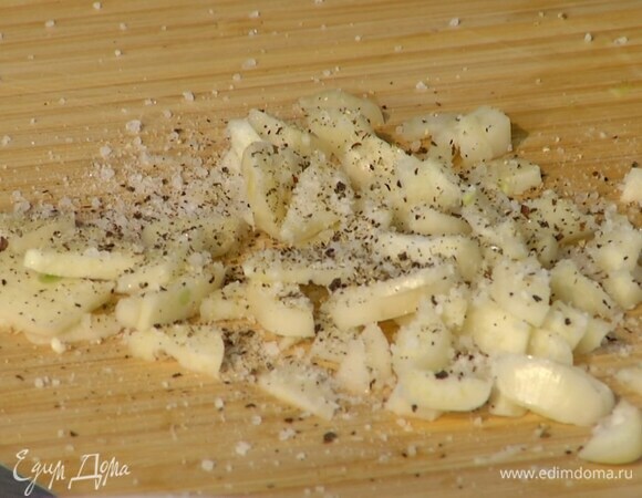 Чеснок почистить, мелко порубить, посолить и поперчить.