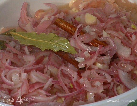 Куриное филе выложить в жаропрочную форму, посыпать рубленым чесноком, сверху равномерно разложить обжаренный лук.