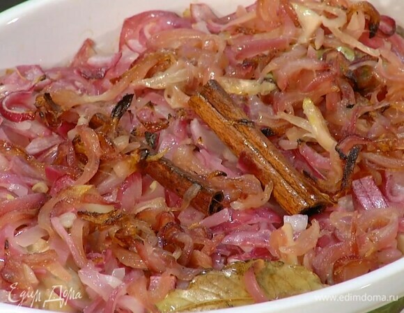 Запекать бедра в разогретой духовке 30–40 минут до готовности.