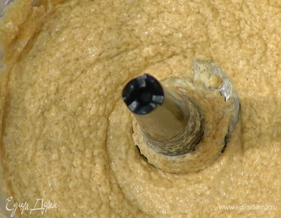 Сахар и предварительно размягченное сливочное масло поместить в чашу блендера и немного взбить, затем по одному добавить яйца, всыпать 1 ст. ложку муки и взбить все в однородную массу.