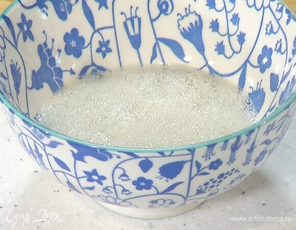 Из половинки лимона выжать 1 ч. ложку сока и погасить соду.