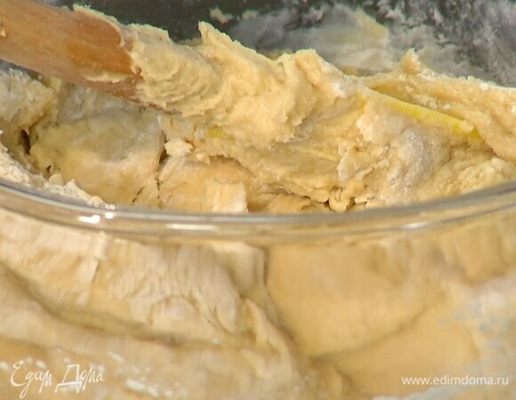 В сливочно-яичную массу добавить разрыхлитель, погашенную соду, соль, ванильный экстракт и еще раз взбить, затем порциями всыпать просеянную муку и продолжать вымешивать, пока не получится однородное мягкое тесто.