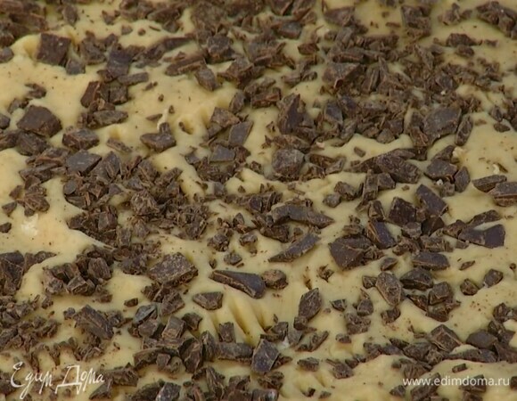 Горький шоколад порубить в мелкую крошку и посыпать тесто.