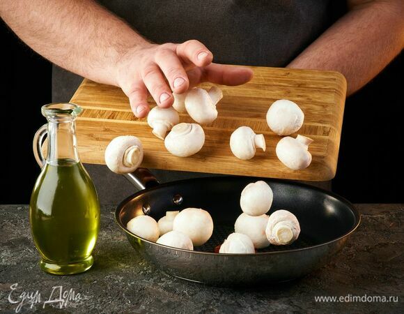 Обжарьте на разогретой сковороде с растительным маслом около 5 минут.
