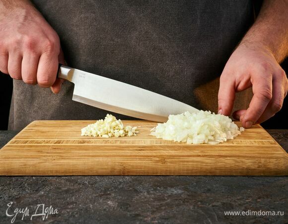 Лук и чеснок мелко порубите.