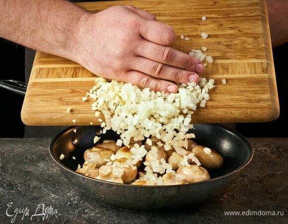 Добавьте к грибам. Обжаривайте, помешивая, около 15 минут.