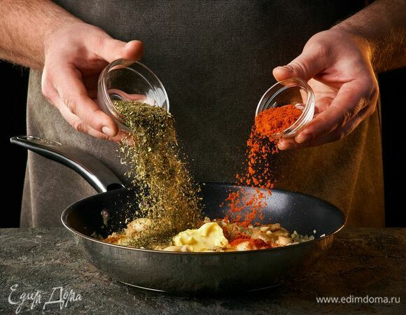 Всыпьте копченую паприку и прованские травы. Посолите и поперчите. Тушите на слабом огне около 5 минут.