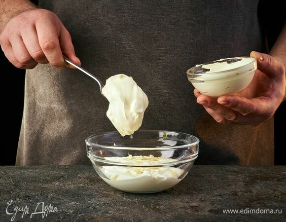 Добавьте майонез. Перемешайте.
