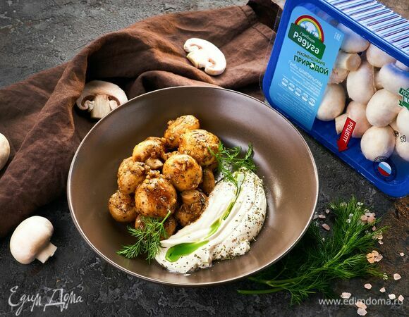 Подавайте жареные грибы с чесночным соусом.