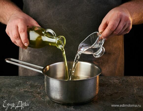 Налейте в кастрюлю воду и включите сильный огонь. Влейте растительное масло и уксус.