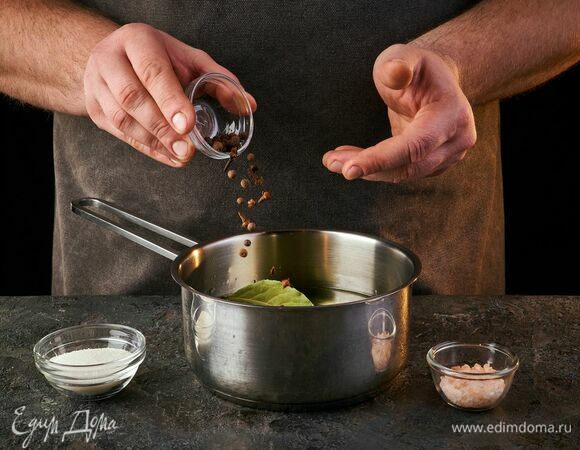 Добавьте гвоздику, черный и душистый перец, соль, сахар, лавровый лист.