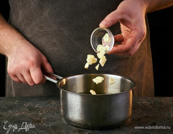 Чеснок порубите и добавьте.