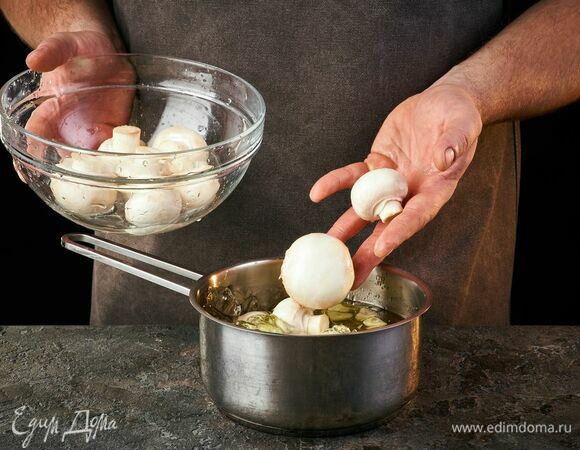 Выложите шампиньоны в кастрюлю, перемешайте. Накройте крышкой, доведите до кипения. Затем уменьшите огонь и варите под закрытой крышкой 8 минут.