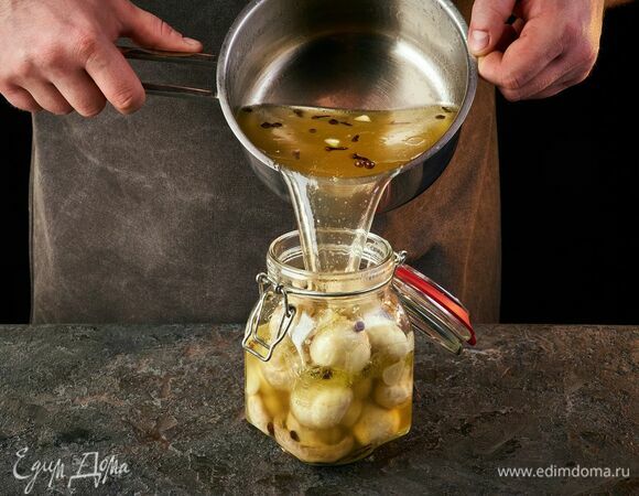 Вытащите лавровый лист, переложите грибы в банку, залейте рассолом, оставшимся в кастрюле. Оставьте шампиньоны настаиваться на 2 часа при комнатной температуре. <br />
Готовые грибы храните в холодильнике.