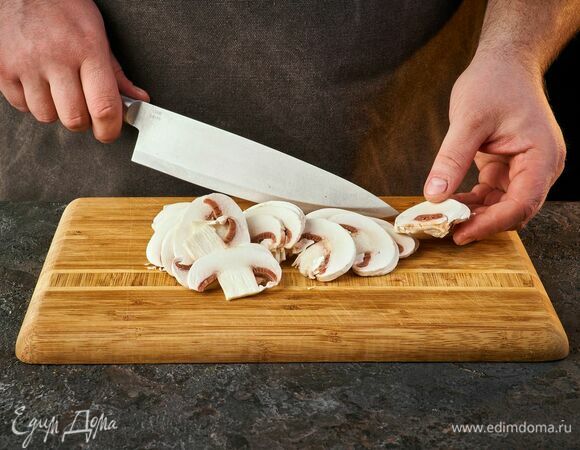Нарежьте грибы тонкими пластинками.