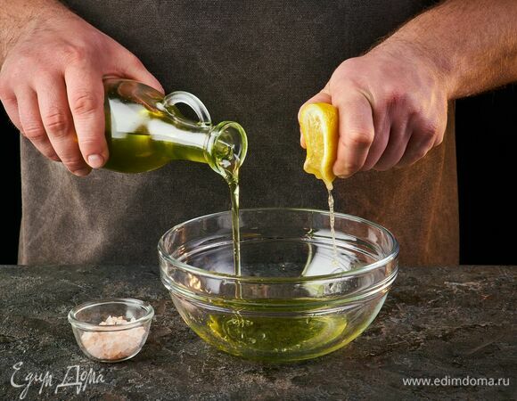 Приготовьте заправку. Смешайте оливковое масло, лимонный сок, посолите.