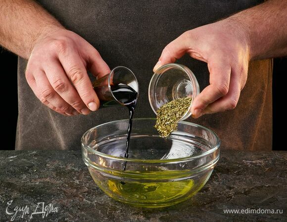 Добавьте итальянские травы и бальзамический уксус, перемешайте.