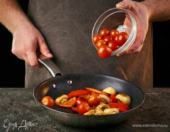Добавьте к ним помидоры черри. Готовьте 2–3 минуты, пока помидоры не лопнут.