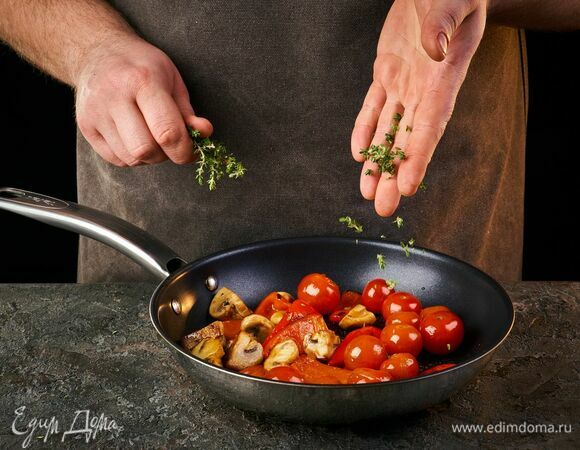 Добавьте тимьян и снимите с огня.