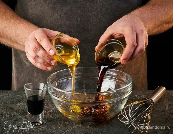 Приготовьте заправку, смешав горчицу, бальзамический уксус, мед и соевый соус.