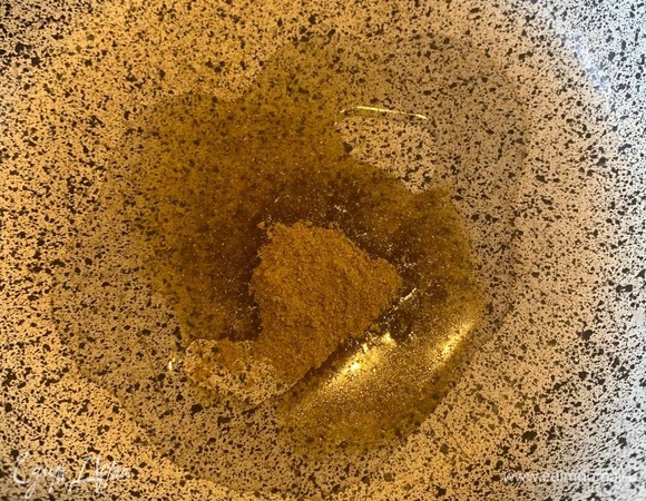 Берем сковороду, наливаем в нее растительное масло и высыпаем порошок карри (в оригинальном рецепте — паста карри, но ее у меня не было). Ставим на огонь и перемешиваем.