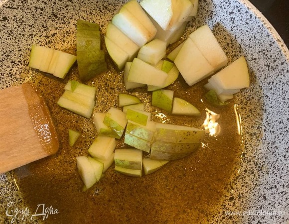 Туда же кладем предварительно нарезанные груши и обжариваем, через 5 минут посыпаем полученную смесь сахаром и продолжаем обжаривать до карамелизации сахара.