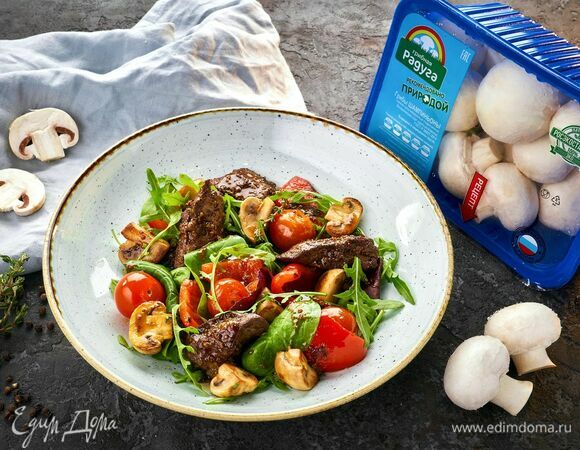 Выложите на тарелку салатный микс, болгарский перец. Добавьте кусочки печени, шампиньоны и помидоры черри. Заправьте и подавайте!