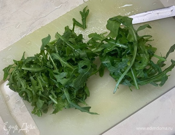 Моем руколу и редис, нарезаем их.