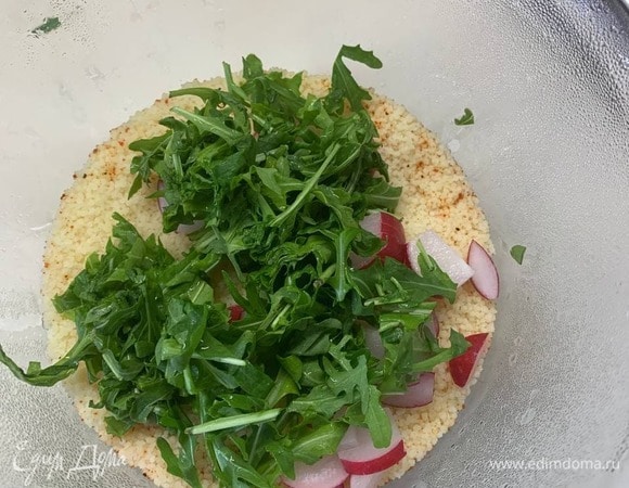 Перекладываем к кускусу и накрываем крышкой.