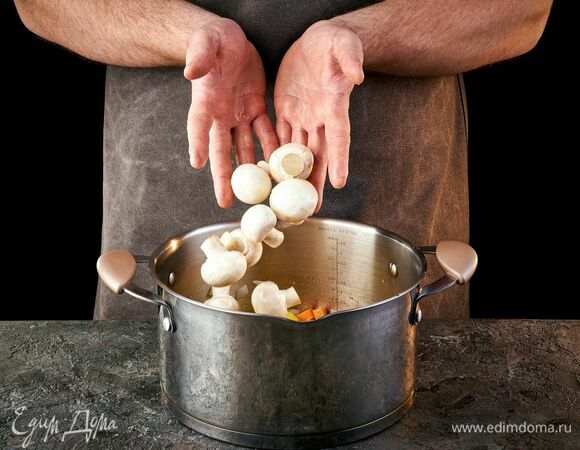 Добавьте грибы к овощам, слегка обжарьте.