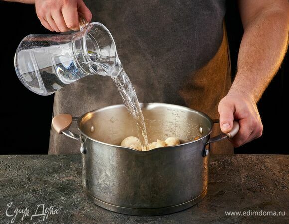 Все залейте водой и варите до готовности около 15 минут.