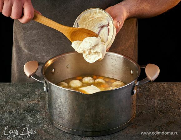 Ложкой выложите плавленый сыр, варите еще 5–7 минут.