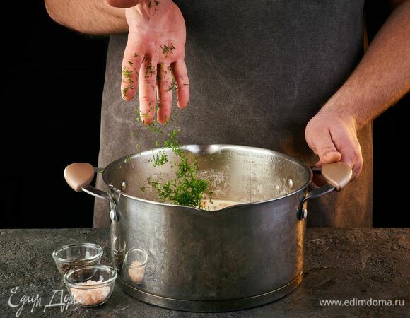 Добавьте рубленый укроп, посолите, поперчите.